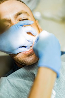 Diş temizliği, diş hijyeni için diş dosya şerit. Diş hekimi diş kliniği ve office iş yerinde olduğunu diş diş dosya şerit elinde olan hasta temizliği. Diş Hekimliği, ağız hijyeni kavramı.