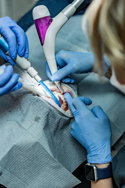 Optragate üzerinden ağzını aç. Diş hekimliği.