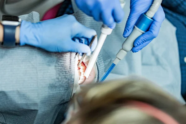 Optragate üzerinden ağzını aç. Diş hekimliği.