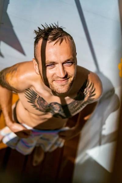 Yaz Duşunda Genç Yakışıklı Bir Adam Duş Alıyor Gülümsüyor Yaz — Stok fotoğraf