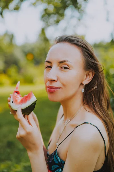 Mooie Jonge Vrouw Met Lang Haar Ligt Het Gazon Met — Stockfoto