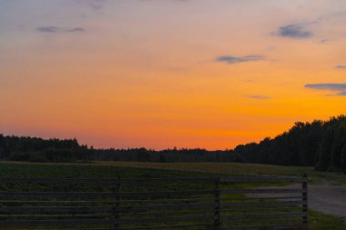 Köyde günbatımı zamanı, kırsal alan renk günbatımı gökyüzü. renk 