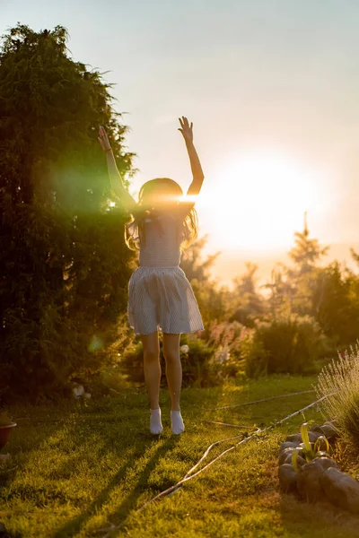Jonge Vrouw Tijd Doorbrengen Het Platteland Zonsondergang Plezier Nat — Stockfoto