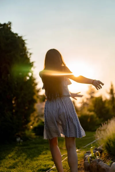 Ung Kvinna Tillbringar Tid Landet Solnedgång Kul Nat — Stockfoto