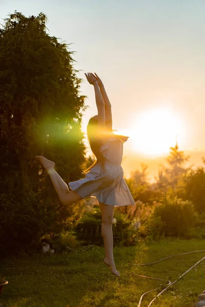 Νεαρή Γυναίκα Που Περνούν Χρόνο Τους Στην Ύπαιθρο Ηλιοβασίλεμα Διασκέδαση — Φωτογραφία Αρχείου