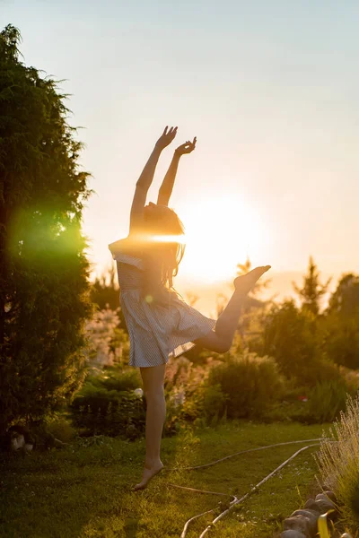 Jovem Mulher Passar Tempo Campo Pôr Sol Diversão Nat — Fotografia de Stock