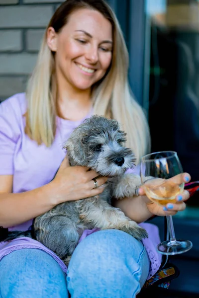 Jovem Mulher Bonita Com Zwerg Schnauzer Cachorro — Fotografia de Stock