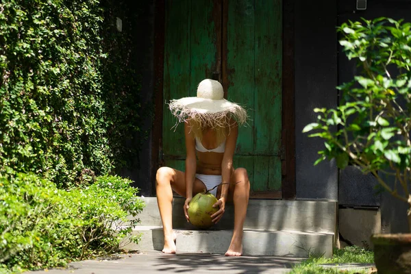 热带生物 穿着白色泳衣和稻草的年轻漂亮的女人 — 图库照片