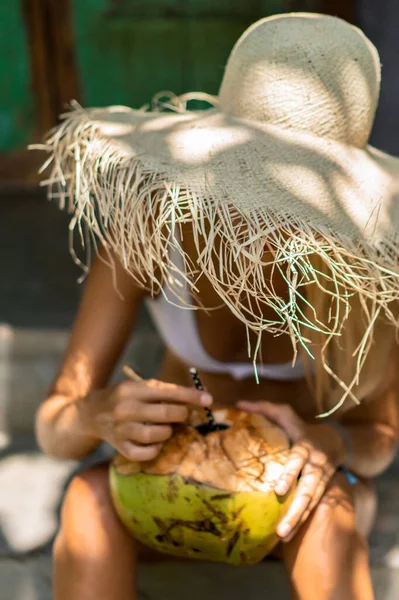 Vida Tropical Jovem Mulher Bonita Maiô Branco Palha — Fotografia de Stock