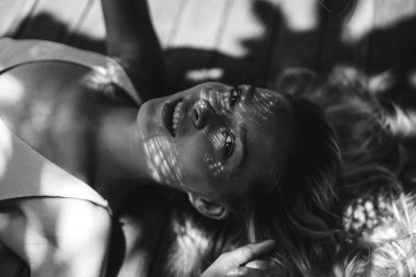 Mayolu ve şapkalı güzel bir kadın dinleniyor. 