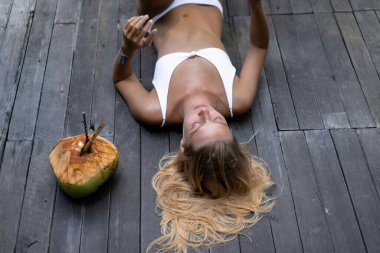 Hindistan cevizi suyu içen çekici genç bir kadının portresi. Mutlu