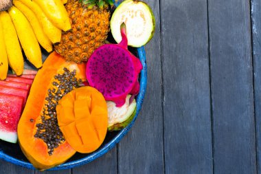 Tropikal meyve arka planı. Ananas, muz, karpuz, pap