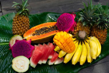 Tropikal meyve arka planı. Ananas, muz, karpuz, pap