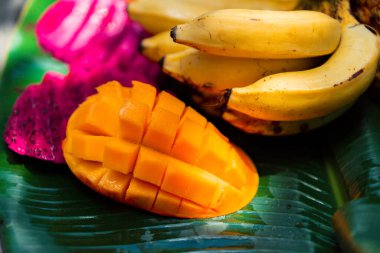 Mango. Tropik meyveler. Ahşap bir arka planda. Üst Manzara. s Kopyala