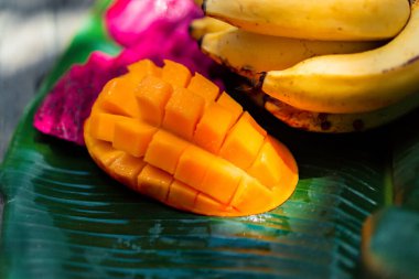 Mango. Tropik meyveler. Ahşap bir arka planda. Üst Manzara. s Kopyala