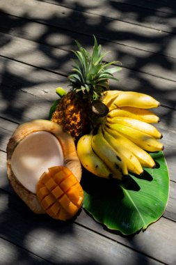 Tropikal meyve arka planı. Ananas, muz, karpuz, pap