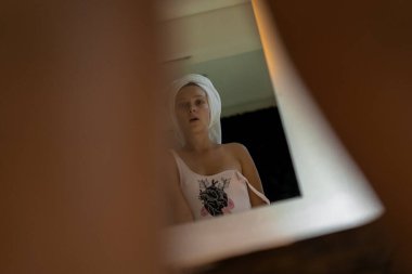 Duştan sonra banyoda güzel bir genç kadın.