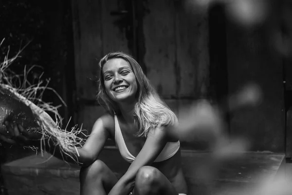 熱帯の生活 白い水着と藁の若い美少女 — ストック写真