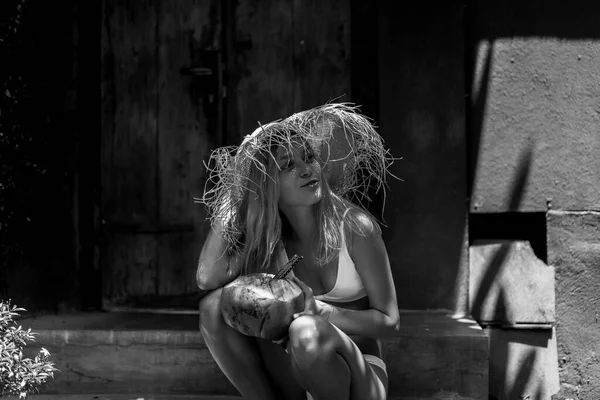 熱帯の生活 白い水着と藁の若い美少女 — ストック写真