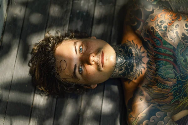 Jovem Bonito Homem Tatuagens Close Retrato — Fotografia de Stock