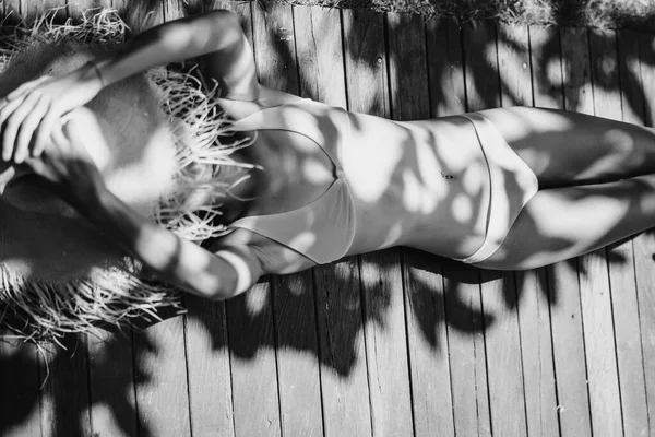 Mayolu ve şapkalı güzel bir kadın dinleniyor. 