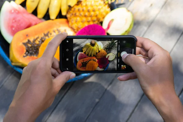 Hände Halten Handy Und Fotografieren Von Früchten Trendige Flache Lag — Stockfoto