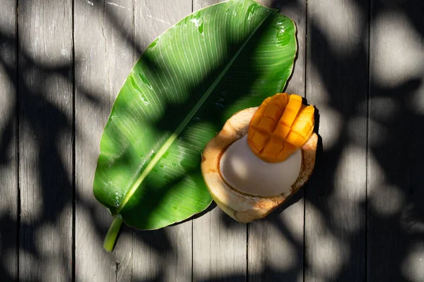 Buah Tropis Latar Belakang Mangga Dan Kelapa — Stok Foto