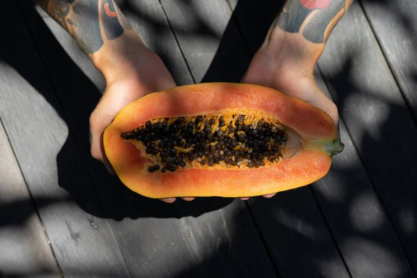Frutas Tropicais Mamão Nas Mãos Com Tatuagens — Fotografia de Stock