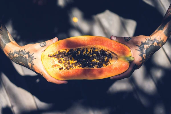Tropické Ovoce Papája Rukách Tetováním — Stock fotografie