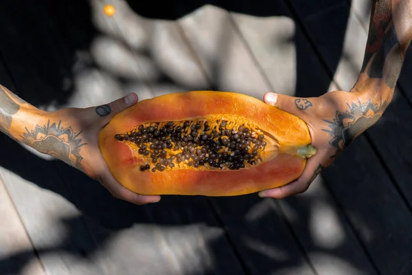 Frutas Tropicales Papaya Las Manos Con Tatuajes —  Fotos de Stock
