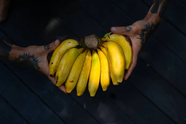 Tropische Früchte Bananen Den Händen Mit Tätowierungen — Stockfoto