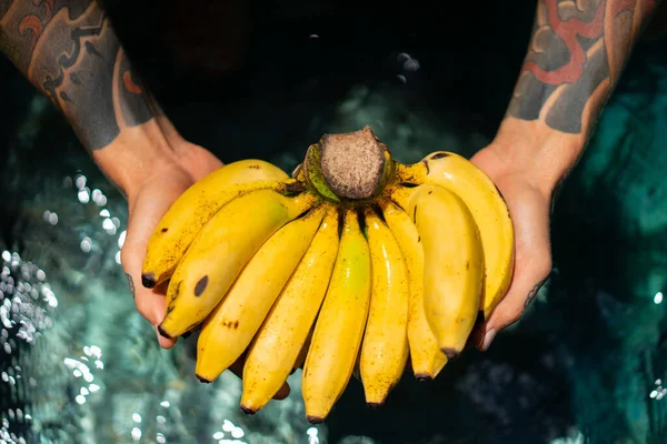 Tropické Ovoce Banány Rukách Tetováním — Stock fotografie