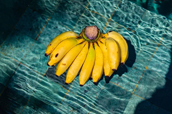 Frutas Tropicales Plátanos Manos Con Tatuajes —  Fotos de Stock