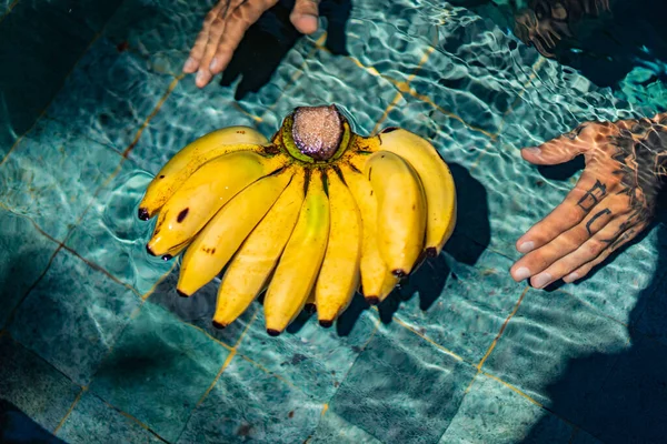 Frutas Tropicales Plátanos Manos Con Tatuajes —  Fotos de Stock