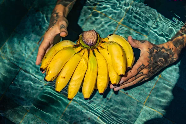 Frutas Tropicales Plátanos Manos Con Tatuajes —  Fotos de Stock