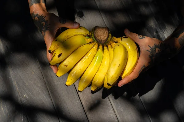 Frutta Tropicale Banane Mano Con Tatuaggi — Foto Stock