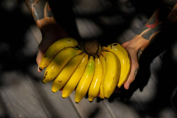 Tropické Ovoce Banány Rukách Tetováním — Stock fotografie