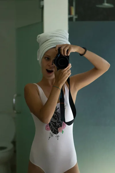 Krásná Mladá Žena Kamerou Selfie Zrcadle — Stock fotografie