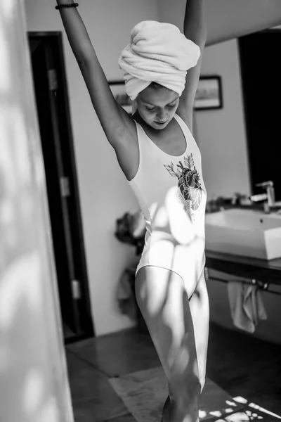 Vacker Ung Kvinna Badrummet Efter Dusch Body Suit — Stockfoto