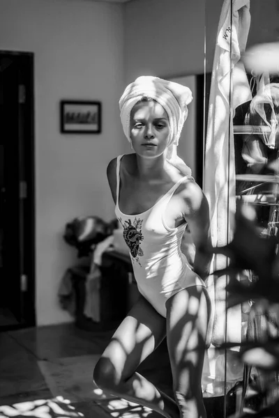 Vacker Ung Kvinna Badrummet Efter Dusch Body Suit — Stockfoto