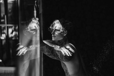 Duşta dövmeli yakışıklı bir genç. yaşam tarzı konsepti. 