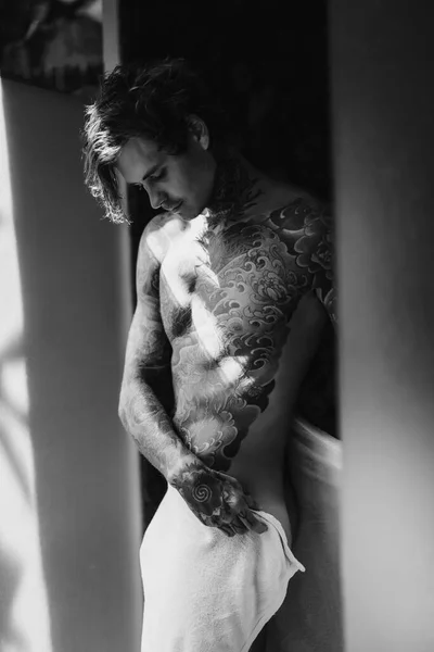 Beau Jeune Homme Tatoué Dans Salle Bain Après Une Douche — Photo