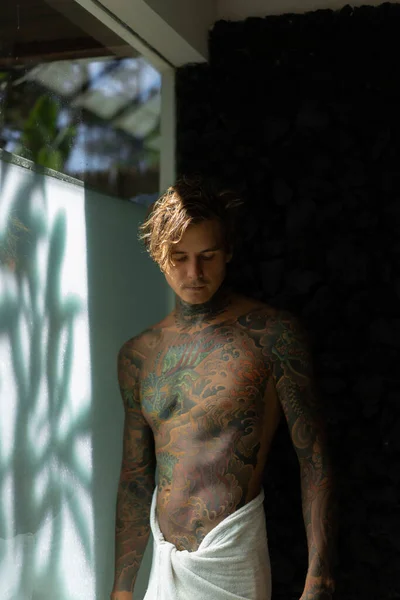 Όμορφος Νεαρός Άνδρας Τατουάζ Στο Μπάνιο Μετά Από Ένα Ντους — Φωτογραφία Αρχείου