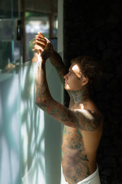 Hezký Mladý Muž Tetování Koupelně Sprše — Stock fotografie
