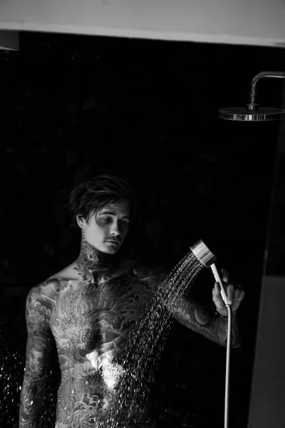 Beau Jeune Homme Tatoué Sous Douche Concept Mode Vie — Photo