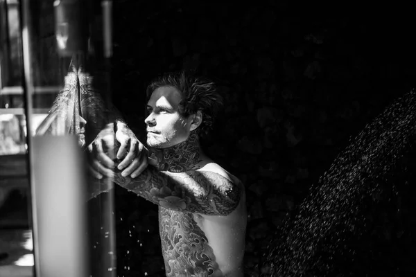 シャワー中のタトゥーのハンサムな若い男 ライフスタイルのコンセプト — ストック写真