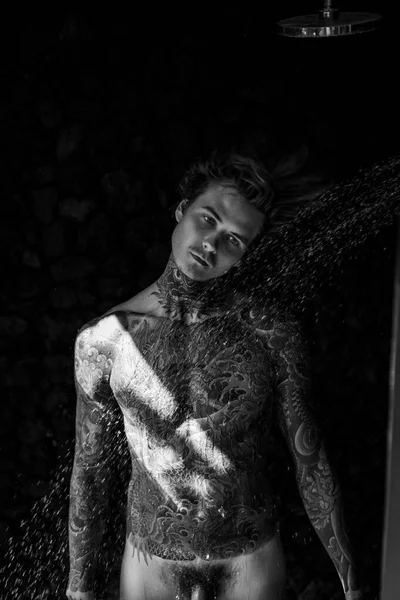 Beau Jeune Homme Tatoué Sous Douche Concept Mode Vie — Photo