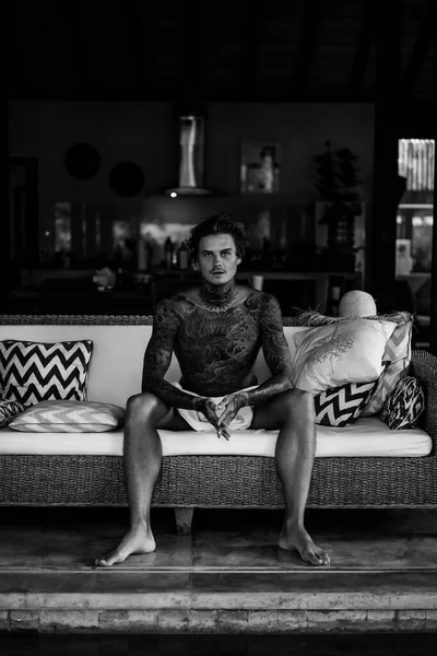 Красивый Молодой Человек Татуировках Отдыхает Гостиной — стоковое фото