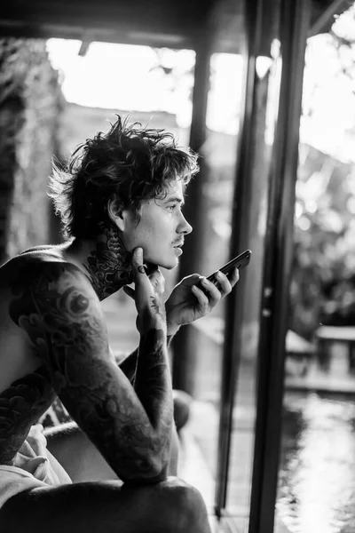 Handsome Young Man Tattoos Talking Phone Speakerpho — Stock Photo, Image