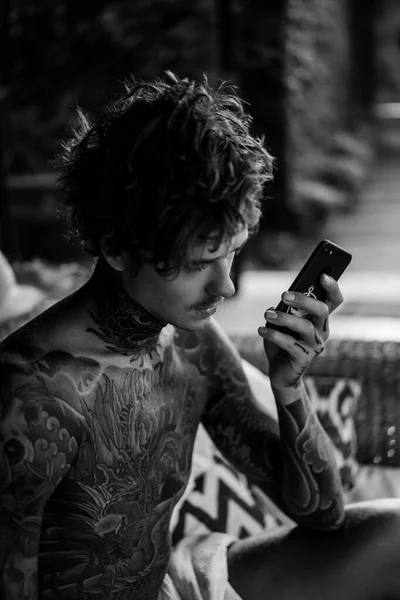 Όμορφος Νεαρός Τατουάζ Που Μιλάει Στο Τηλέφωνο Ανοιχτή Ακρόαση — Φωτογραφία Αρχείου